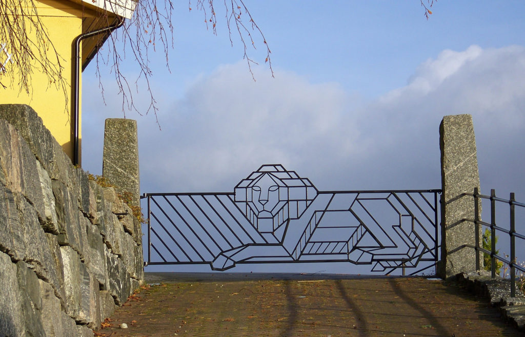 2. Løveport, 2008, 126 x 352 x 3 cm, lakkert stål